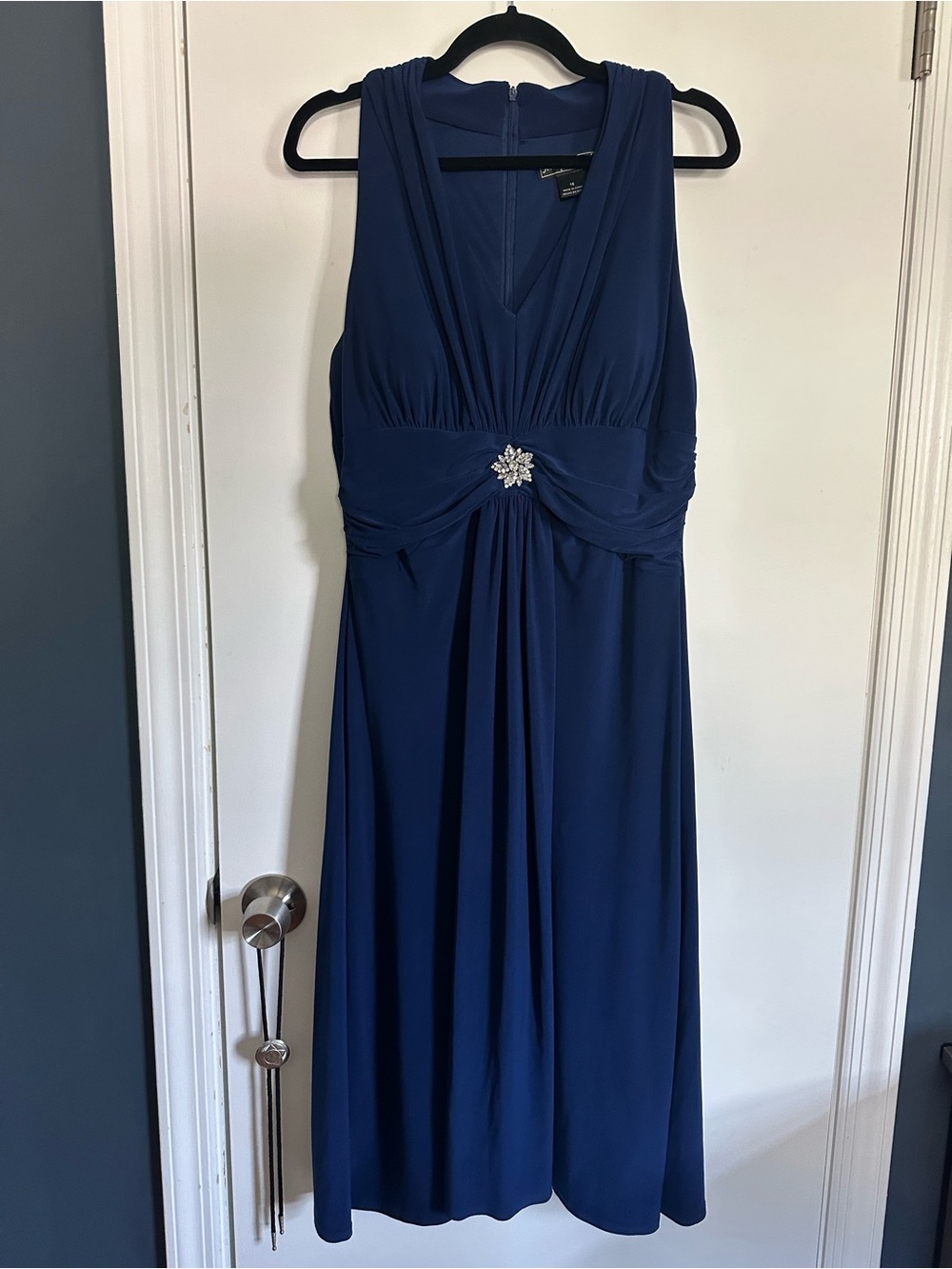 Jessica Howard Navy Sleeveless V-Neck Dress with Rhinestone Accent Size 16
